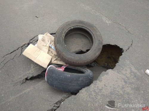 На проезжей части в Одессе образовался очередной масштабный провал