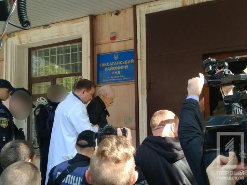 Водителя, подозреваемого в совершении смертельного ДТП в Кривом Роге, доставили в суд Водителя, подозреваемого в совершении смертельного ДТП в Кривом Роге, доставили в суд