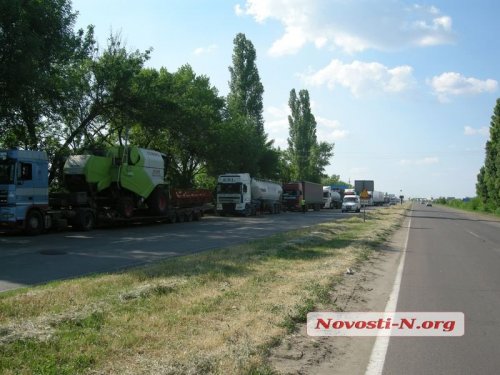 Из-за визита Порошенко под Николаевом скопились сотни большегрузных автомобилей (ФОТО)