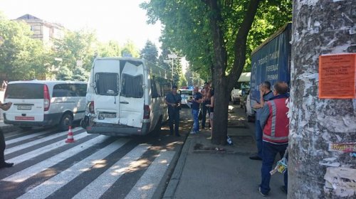 Троллейбус без тормозов влетел в маршрутку в Днепре: много пострадавших (ФОТО)