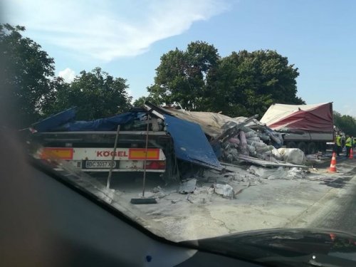 Смертельное ДТП во Львовской области: столкнулись две фуры Смертельное ДТП во Львовской области: столкнулись две фуры