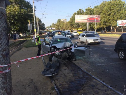 В Одессе погибла пассажирка автомобиля, который буквально впечатался в столб. Фото В Одессе погибла пассажирка автомобиля, который буквально впечатался в столб. Фото