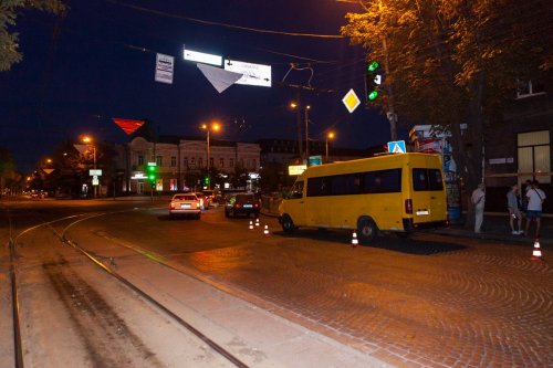 В Днепре маршрутка сбила семью с детьми на пешеходном переходе В Днепре маршрутка сбила семью с детьми на пешеходном переходе