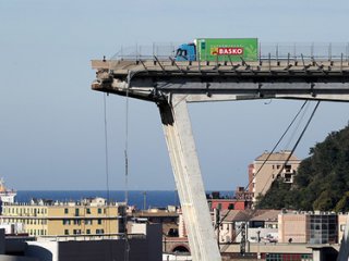 Названа причина обрушения моста в Генуе