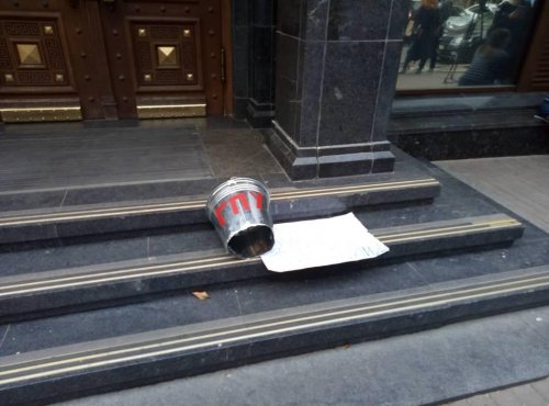 Под здание ГПУ активисты принесли ведро без дна Под здание ГПУ активисты принесли ведро без дна