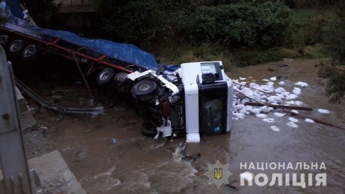 На Закарпатье грузовик слетел с моста в реку: водитель погиб