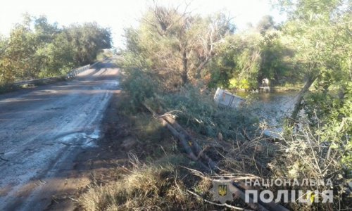 В Херсонской области водитель фуры, везший посылки в Николаев, утопил машину в реке