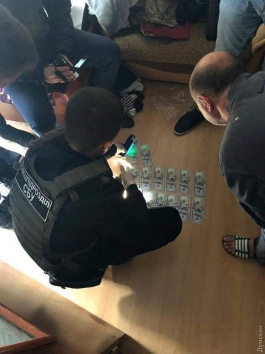 В одесском военкомате сотрудник брал долларовые взятки от уклонистов (ФОТО) В одесском военкомате сотрудник брал долларовые взятки от уклонистов (ФОТО)