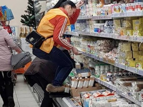 «Двумя ногами в Европе»: в Днепре продавщица в грязных сапогах залезла на продуктовую витрину «Двумя ногами в Европе»: в Днепре продавщица в грязных сапогах залезла на продуктовую витрину