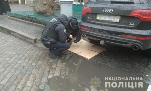 В центре Одессы под днищем внедорожника монаха искали взрывчатку, а нашли трекер слежения