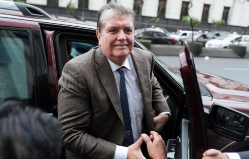 При задержании за взятку бывший президент Перу выстрелил себе в шею При задержании за взятку бывший президент Перу выстрелил себе в шею