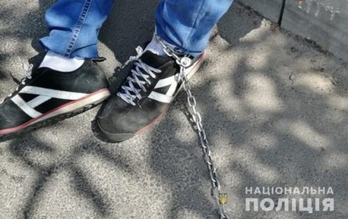 В Киевской области таксист посадил клиента на цепь В Киевской области таксист посадил клиента на цепь