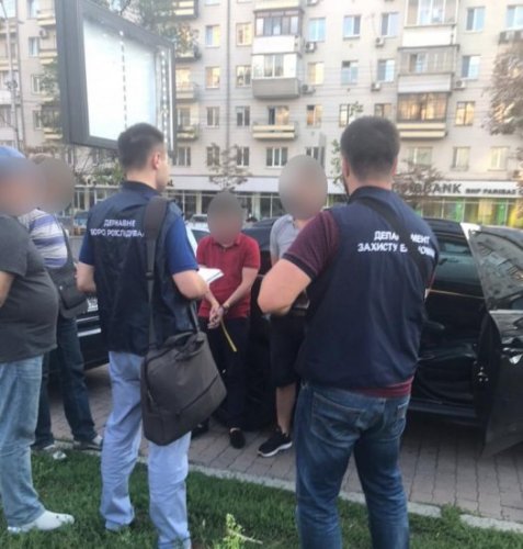 В Киеве задержали двух прокуроров во время получения взятки 5 тысяч долларов