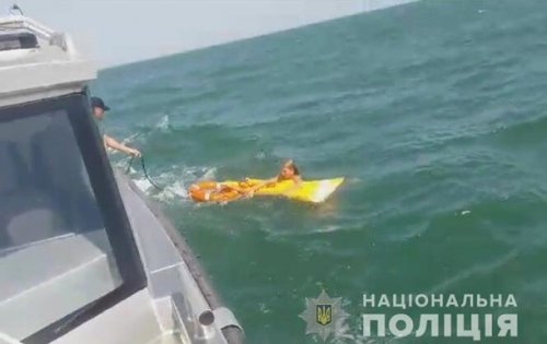 В Азовском море девушку на надувном матрасе унесло на километр от берега В Азовском море девушку на надувном матрасе унесло на километр от берега