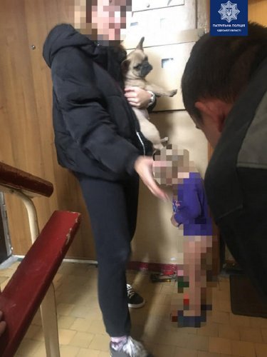 Трехлетняя малышка заперлась в квартире: на помощь пришли патрульные и спасатели