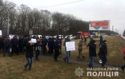 Под Ровно протестующие против строительства завода перекрыли дорогу Под Ровно протестующие против строительства завода перекрыли дорогу