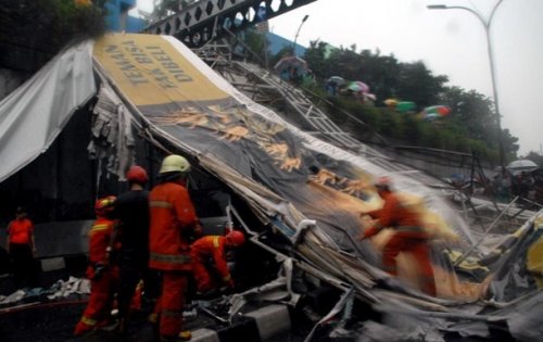 В Индонезии обрушился мост: девять погибших, 17 пострадавших В Индонезии обрушился мост: девять погибших, 17 пострадавших