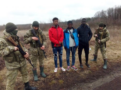 Пограничники Львовского отряда задержали африканцев, которые пытались незаконно попасть из Украины в Польшу