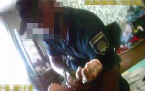 В Кременчуге копы сломали мужчине руку, принуждая к госпитализации В Кременчуге копы сломали мужчине руку, принуждая к госпитализации