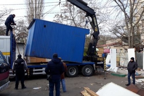 Еще 3 временные сооружения и 25 незаконно размещенных объектов торговли демонтировали в Одессе