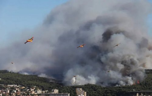 На юге Франции вспыхнул лесной пожар, тысячи людей эвакуировали На юге Франции вспыхнул лесной пожар, тысячи людей эвакуировали
