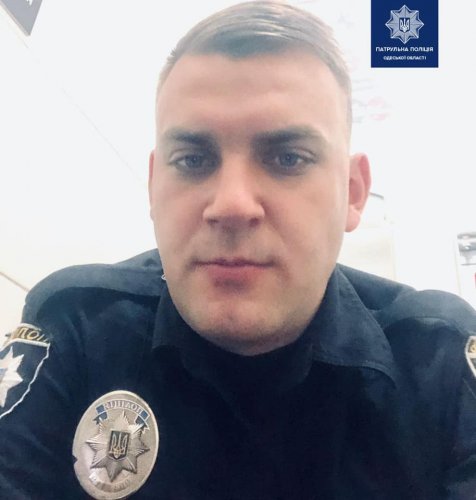 Под Одессой патрульный вытащил ребенка из попавшего в жуткое ДТП автомобиля (фото) Под Одессой патрульный вытащил ребенка из попавшего в жуткое ДТП автомобиля (фото)