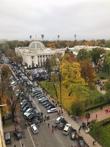 Под Радой собралось более тысячи владельцев "евроблях": требуют снизить стоимость растаможки Под Радой собралось более тысячи владельцев "евроблях": требуют снизить стоимость растаможки