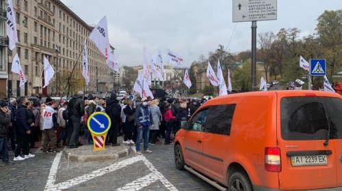 В Киеве протестующие против карантина предприниматели перекрыли улицу Грушевского В Киеве протестующие против карантина предприниматели перекрыли улицу Грушевского