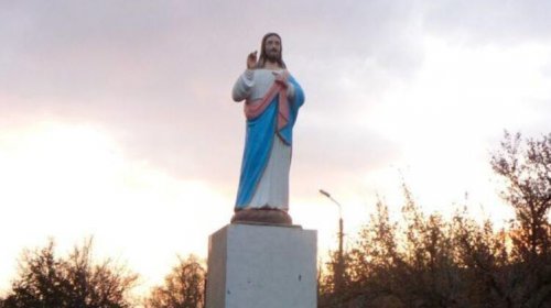 В Запорожской области памятник Ленину заменили на статую Иисуса Христа В Запорожской области памятник Ленину заменили на статую Иисуса Христа