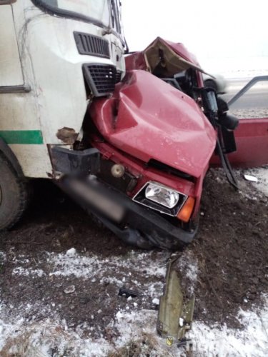 Под Одессой водитель легковушки насмерть разбился об автобус из-за скользкой дороги