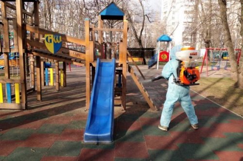 Одесский Горзелентрест высаживает цветы и выполняет санобработку детских площадок Одесский Горзелентрест высаживает цветы и выполняет санобработку детских площадок