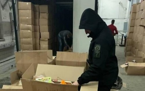 В Украину пытались ввезти крупную партию контрабандной одежды В Украину пытались ввезти крупную партию контрабандной одежды