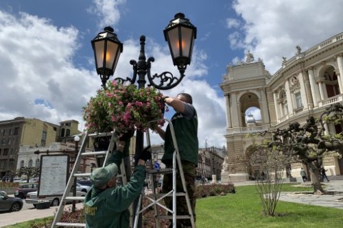 200 подвесных ваз с цветами украсят Одессу 200 подвесных ваз с цветами украсят Одессу