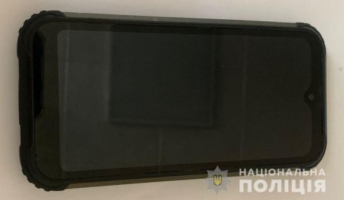 В Одессе грабитель подарил товарищу телефон, который только что отобрал у прохожего В Одессе грабитель подарил товарищу телефон, который только что отобрал у прохожего