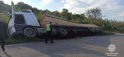 На посёлке Котовского перевернулся грузовик