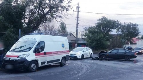 В Одессе столкнулись легковушка и автомобиль скорой помощи
