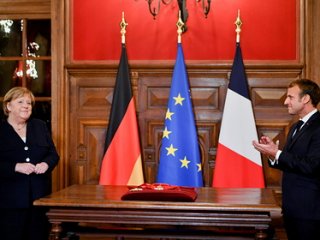 Макрон вручил Меркель одну из главных наград Франции