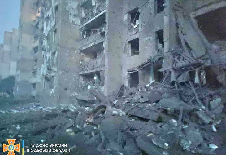 Десятки жертв: Ракета РФ попала в девятиэтажку в Одесской области 