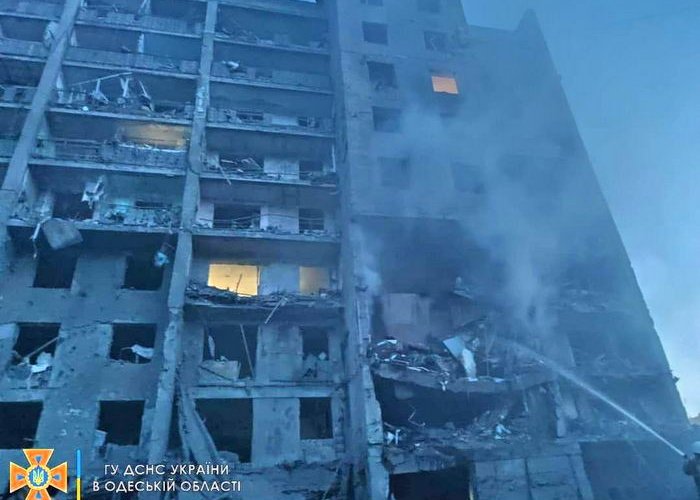 Десятки жертв: Ракета РФ попала в девятиэтажку в Одесской области 