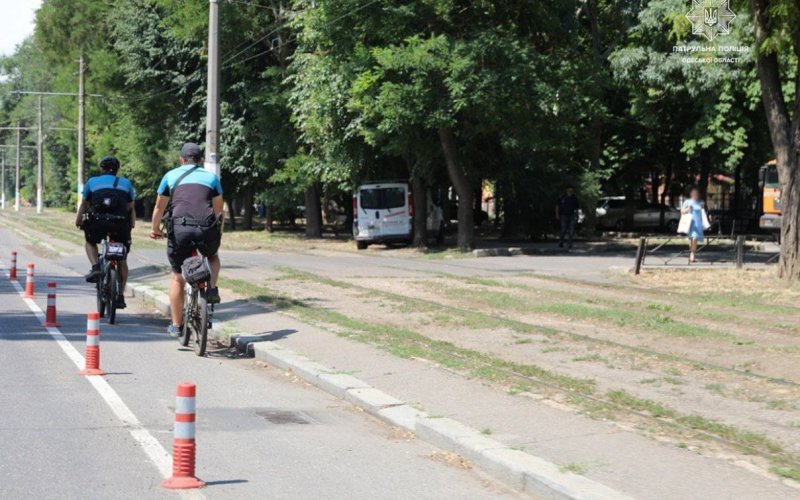 Патрульные контролируют дорожное движение на специальных полосах для велосипедистов