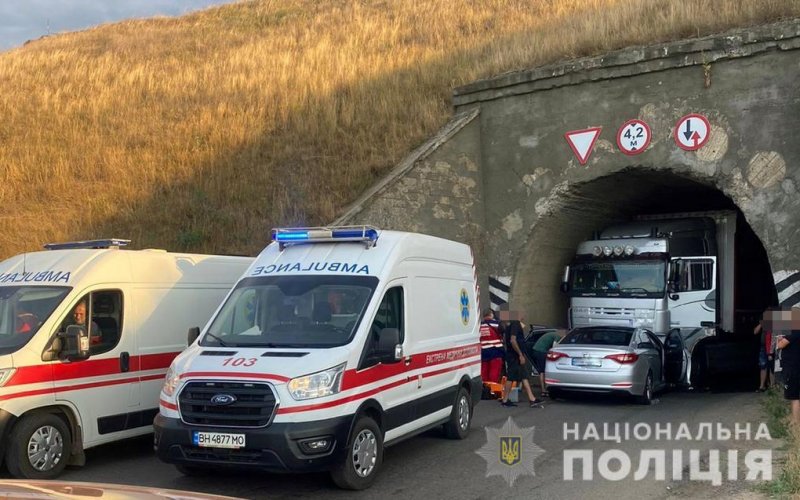 В тоннеле в Одесской области столкнулись легковушка и грузовик – трое пострадавших