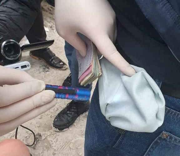 Одесский таможенник пытался нажиться на партии сигарет
