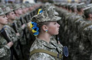 С 1 октября женщины ряда профессий должны встать на военный учет и не смогут покинуть страну (список)