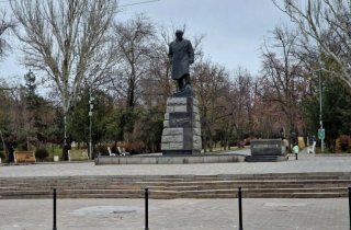 В центре Одессы устанавливают антипарковые столбики