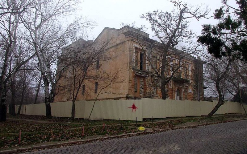 В бывшем роддоме в парке Шевченко обрушились часть здания