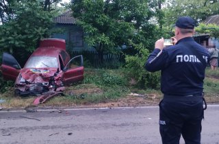 В Одесской области полицейский достал человека из горящего авто